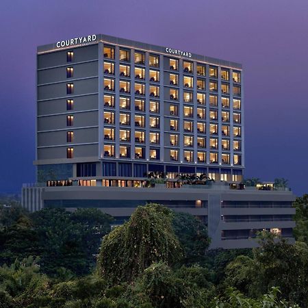Courtyard By Marriott Ahmedabad Sindhu Bhavan Road מראה חיצוני תמונה
