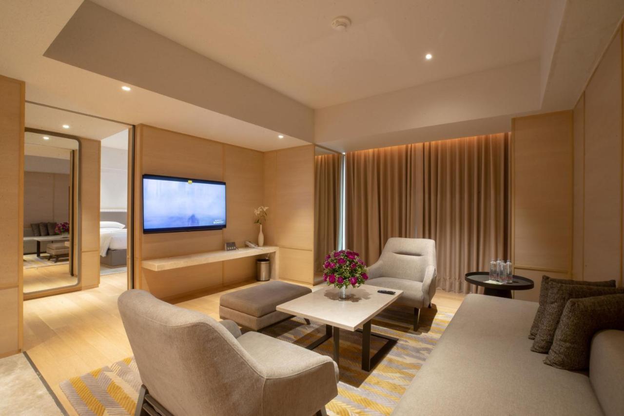 Courtyard By Marriott Ahmedabad Sindhu Bhavan Road מראה חיצוני תמונה