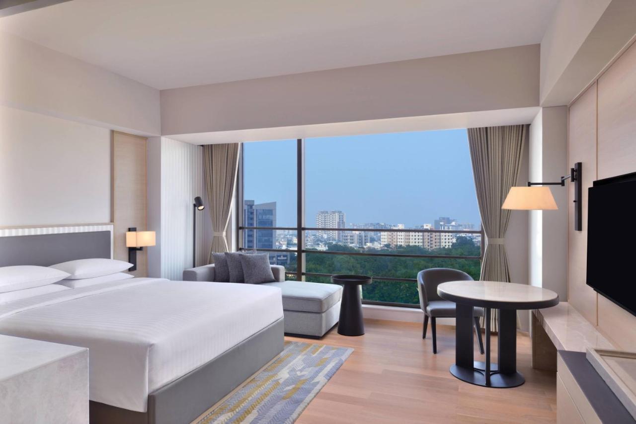 Courtyard By Marriott Ahmedabad Sindhu Bhavan Road מראה חיצוני תמונה