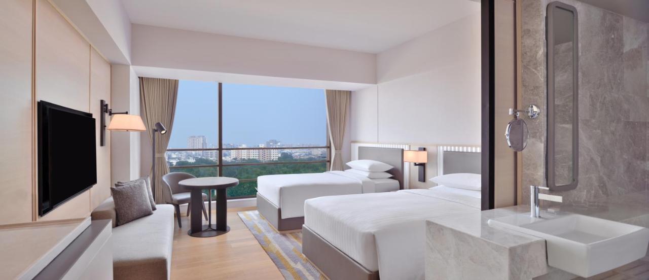 Courtyard By Marriott Ahmedabad Sindhu Bhavan Road מראה חיצוני תמונה