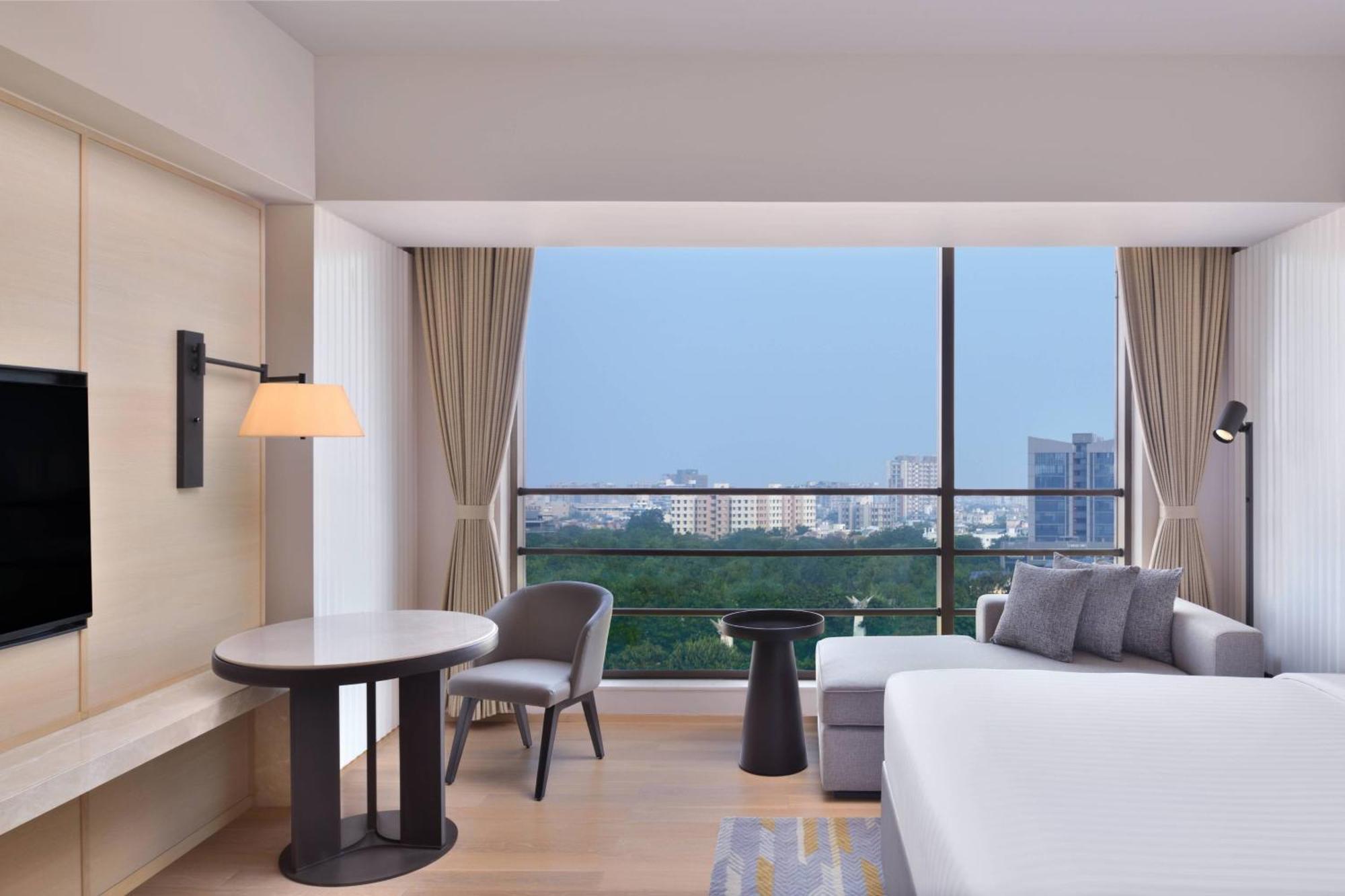 Courtyard By Marriott Ahmedabad Sindhu Bhavan Road מראה חיצוני תמונה